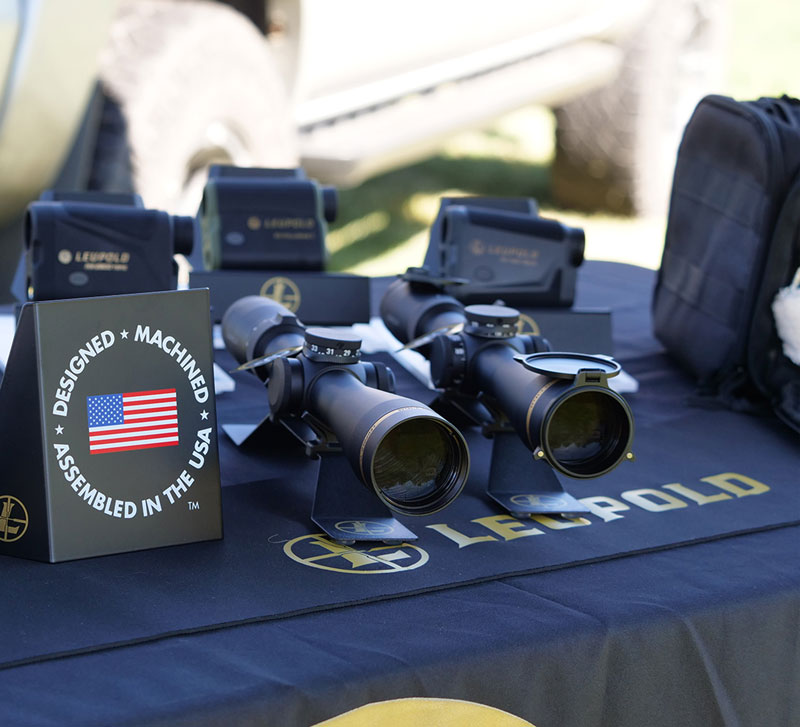 Leupold display with scopes
